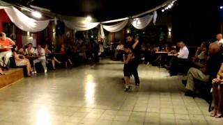 Milonga con Ana y Luis: Bailan: CARLA COMPAGNONI & RENÉ GUZMAN. Compañia MDTango.