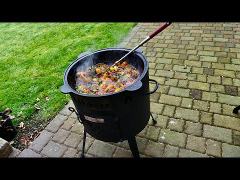 Rinderbeinscheiben mit Kartoffeln aus dem Kazan . Kukmara Utschak