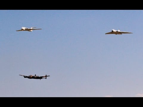③ RC - VULCAN + VICTOR + LANCASTER HERITAGE FLIGHT DISPLAY AT LMA RAF ELVINGTON - 2015