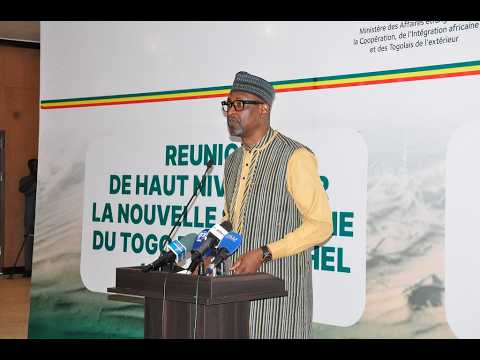 Alt Text: A detailed infographic comparing the key features and pricing of three top project management software tools for...