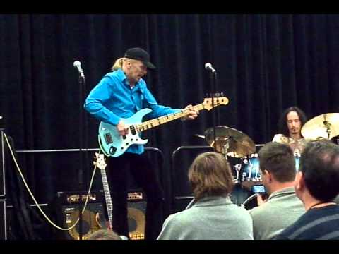 Billy Sheehan plays a solo bass version of Kings X Goldilox