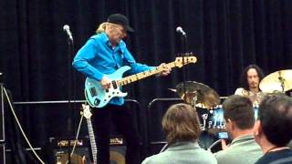 Billy Sheehan plays a solo bass version of Kings X Goldilox