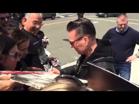 U2BR.COM - Equipe se encontra com Larry na fila *EXCLUSIVO*