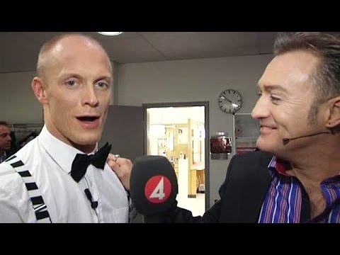 Tobbe får utstå både det ena och det andra backstage. - Let’s Dance (TV4)