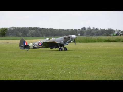 Rollout 1:4 Spitfire mit Reihenmotor