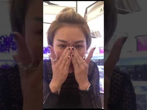 สาวที่มีหน้าอกขนาดเล็กที่สุดในโลก ในหน้าอกอยู่ใกล้กับลูกเล็ก ๆ หัวนม