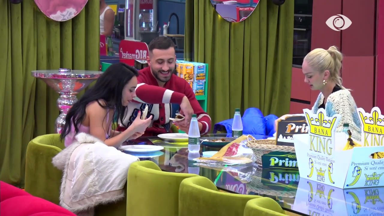 “Ah ky Gjesti djalë asgan…”/ Jozi vijon të këndojë, të qeshura nga Egli