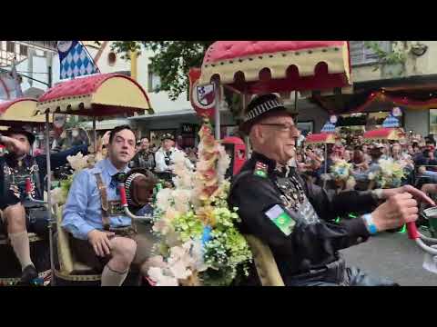 Alegria dos blumenauenses e turistas na Oktoberfest 2025