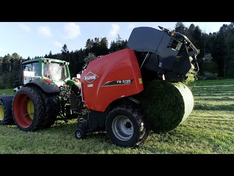Neue Kuhn Rundballenpresse für Pressbetrieb Schwegler