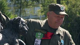 Une statue pour ces hommes qui risquent leur vie pour les protéger