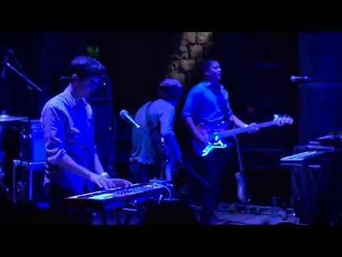 Clap Your Hands Say Yeah - The Skin of my Yellow Country Teeth (Live in Chile)