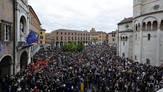 Modena reagisce dopo la strage e scende in piazza: «Uniti contro l'odio»