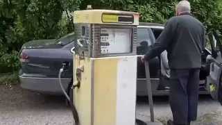 preview picture of video 'A very old petrol dispenser being used by Sassafras Cafe in Mount Dandenong Melbourne'