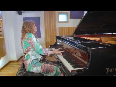 Oblivion (Astor Piazzolla, piano arrg Saul Cosentino). Irina Shishkina, piano