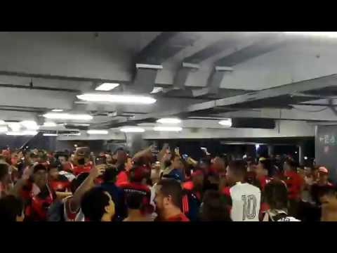 "Em Dezembro de 81" torcida do Flamengo canta com amor.
