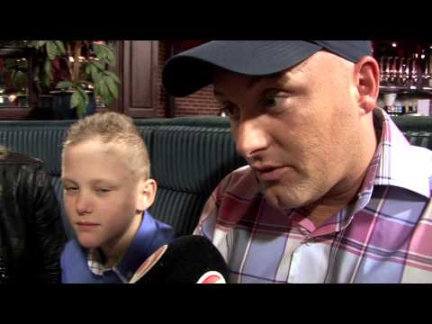 Jaman heeft zijn vrouw en zoon mee ter ondersteuning | Show 2 | Bloed, Zweet & Tranen