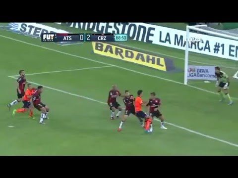 Mirá el codazo que le fracturó el pómulo a un argentino en México