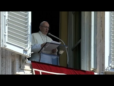 Papa en el Ángelus: Es criminal que nos hayamos acostumbrado al tráfico de seres humanos