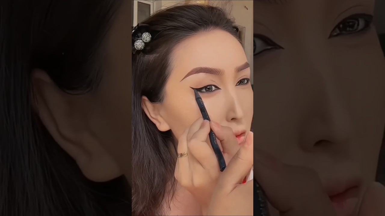 Perfect Winged Eyeliner Tutorial for Beginners 😍| Easy Eye Makeup Hack #Shorts#viral #beauty #foryou