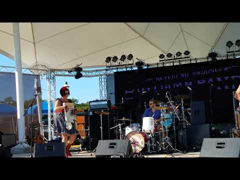 Reverend Peyton's Big Damn Band - Pot roast and Kisses (and musical lesson intro)