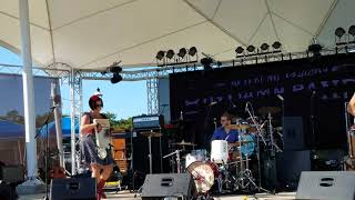 Reverend Peyton&#39;s Big Damn Band - Pot roast and Kisses (and musical lesson intro)