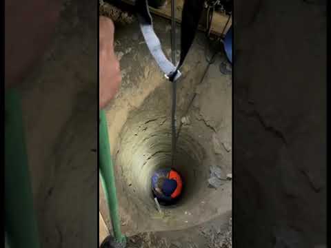 В Якутске мужчина провалился в яму глубиной 15 метров. Видео спасения