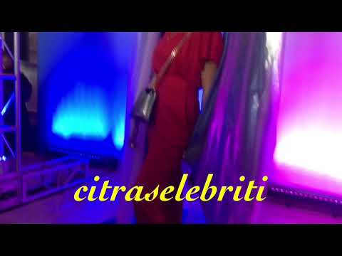 Pose Anya Geraldine saat Menghadiri Smartfren Wow Concert