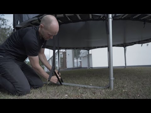 Sådan sætter du et forankringssæt på trampolinen