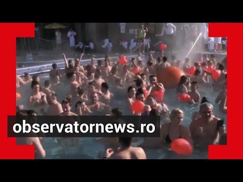 Îndrăgostiții înfruntă gerul în băile termale