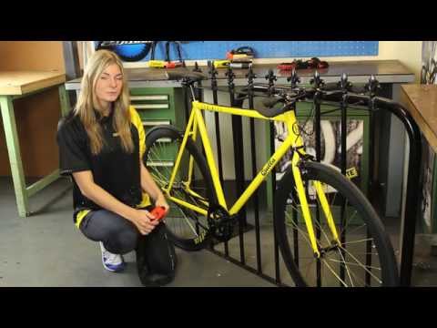 Wie du dein Fahrrad mit einem Kryptonite Kettenschloss abschließt.