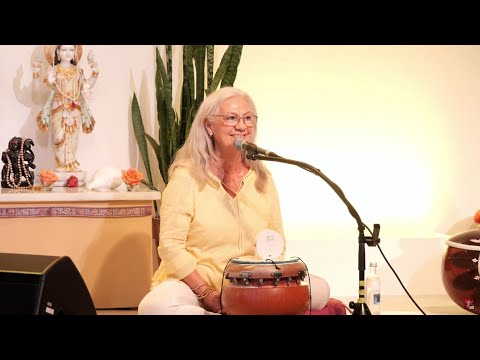 Ankommenssatsang - Kirtan, Mantra & Arati mit Adishakti - Yoga Vidya Live, 11.12. 20:00 Uhr