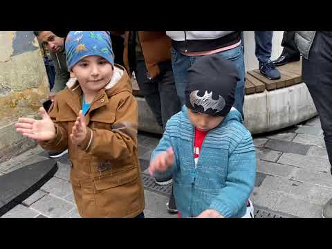 Taksim Sokak sanatçıları - Kürtçe halay Tiktokta akım olan şarkılar 2022 bakın neler oldu