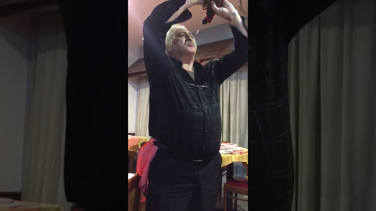 Watch Macho Alfa bebiendo de la bota y cantando. Now Macho Alfa bebiendo de la bota y cantando.