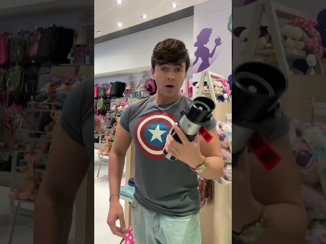 Vídeo relacionado con Paladone Star Wars - Botella de agua de metal con licencia oficial, decoración y regalo para fanáticos de la serie de cómics y jugadores, accesorio de escritorio de Disney para todas las edades, vasos