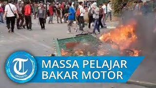 Demo di DPR, Massa Pelajar Bakar Sepeda Motor, Pagar, hingga Plang Marka Jalan