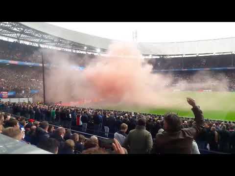 Supporters Ajax onderbreken wedstrijd door rookbommen - Willem II vs Ajax KNVB Beker finale, De Kuip