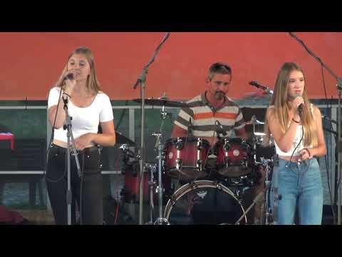 Docela kapela - Because the Night