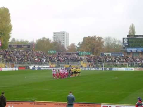 SG Dynamo Dresden vs Union Berlin, Einlauf der Mannschaften
