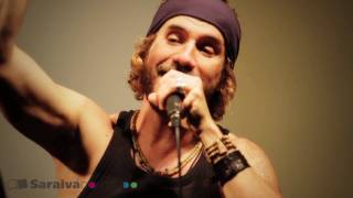 Macaco canta Con la Mano Levantá na Saraiva