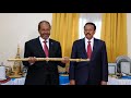 Madaxweyne Xasan Sheekh oo maanta xilka kala wareegay madaxweynihii hore ee dalka Maxamed Farmaajo.