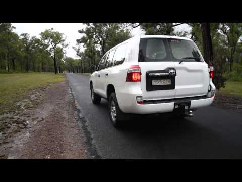 2016 Toyota LandCruiser GX (V8 diesel) 0-100km/h & engine sound