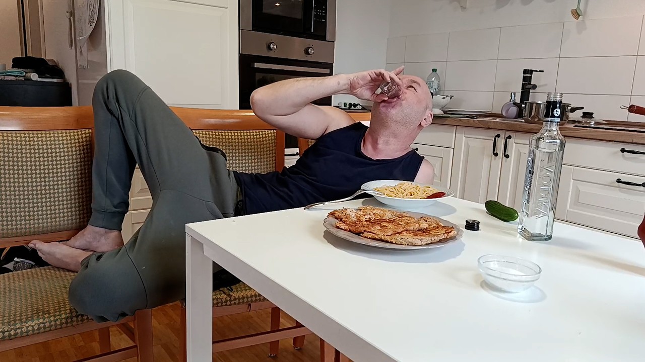 ウクライナ風豚カツで朝からウォッカを決めまくるセルゲイがこちらです！