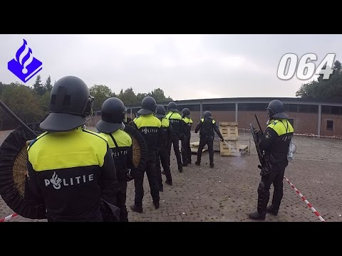 Politie Mobiele Eenheid de oefening. Dag 1 Politie Vlogger Jan-Willem. NR 64