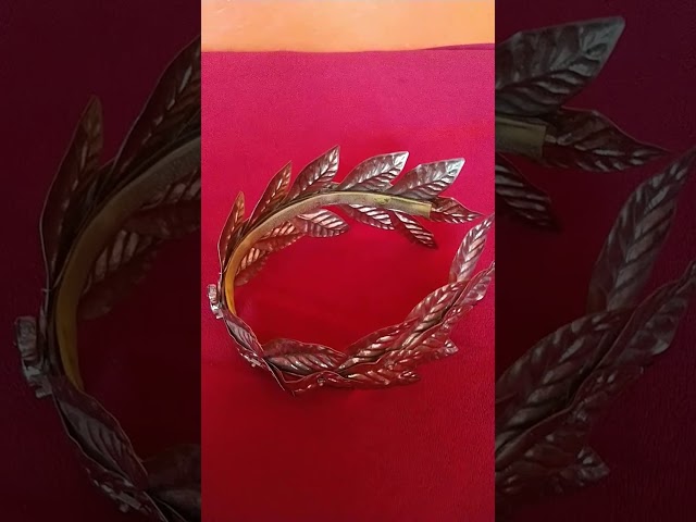 Vídeo relacionado con Boland 01317 - Corona de rey, oro, diámetro 21 cm, para adultos, de plástico, piedras brillantes, emperador, noble, duque, carnaval, disfraz, fiesta temática, cumpleaños, teatro, disfraz