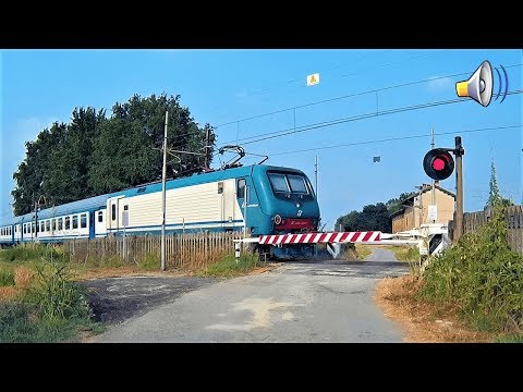 Passaggio a livello campagna Cassine (AL) treno in transito # railroad crossing # bahnübergang