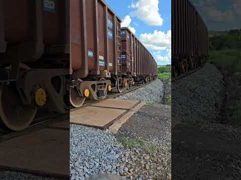 TREM GIGANTE DE BAUXITA VAZIO SUBINDO P/ CARREGAMENTO PASSANDO NO VIADUTO SOB A GO-080 PETROLINA-GO