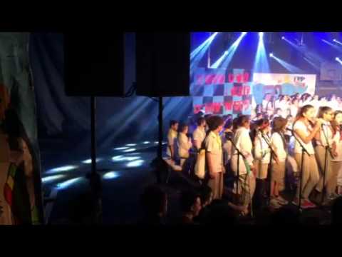 Ohad sings and dances at boys out event