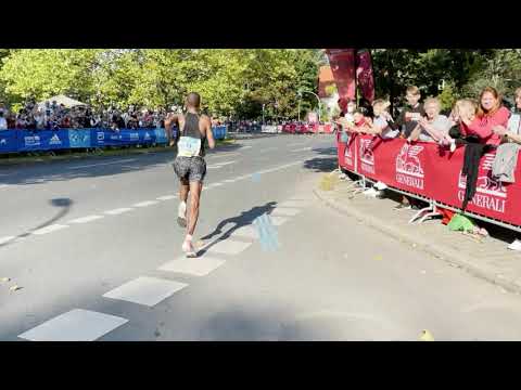 Okubay Tsegay am Wilden Eber beim 47. Berlin Marathon 2021