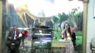 preview picture of video 'Cantora Sabrina Neves - Cantando no Templo Sede da AD de Laguna - SC'