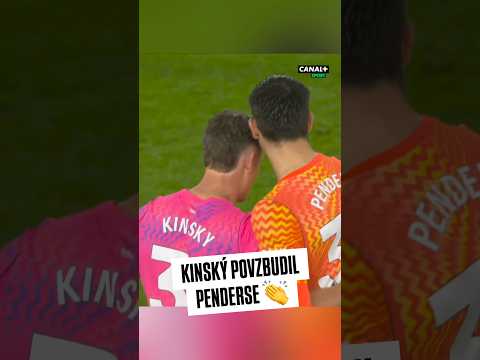 Kinský po závěrečném hvizdu zamířil za Pendersem, aby gólmana Chelsea povzbudil po jeho chybě. 🤝